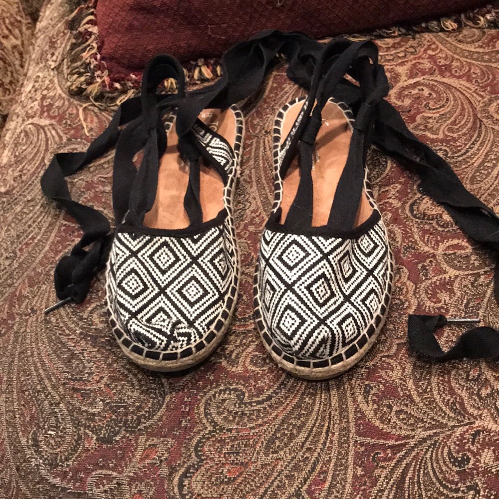 WOMENS TOMS SIZE 9 WRAP AROUND ANKLE